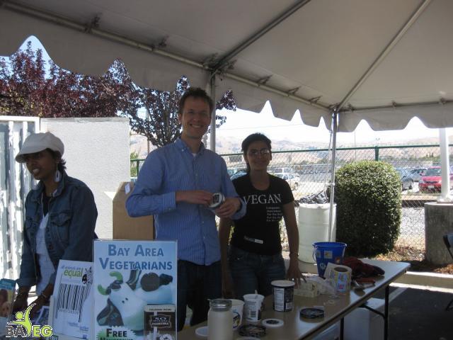 Aumatma, Christian and Jina at the BAVeg table
