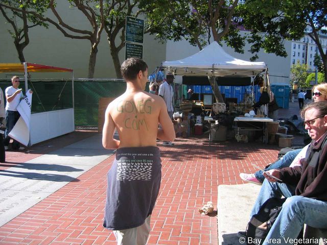 Ari bares a veg message